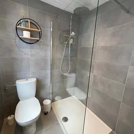 « a Deux Pas De La Petite Venise » *